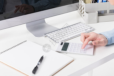 會計(jì)在桌上用計(jì)算機(jī)算賬