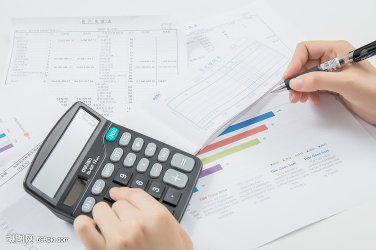 會計(jì)在桌上用計(jì)算機(jī)算賬